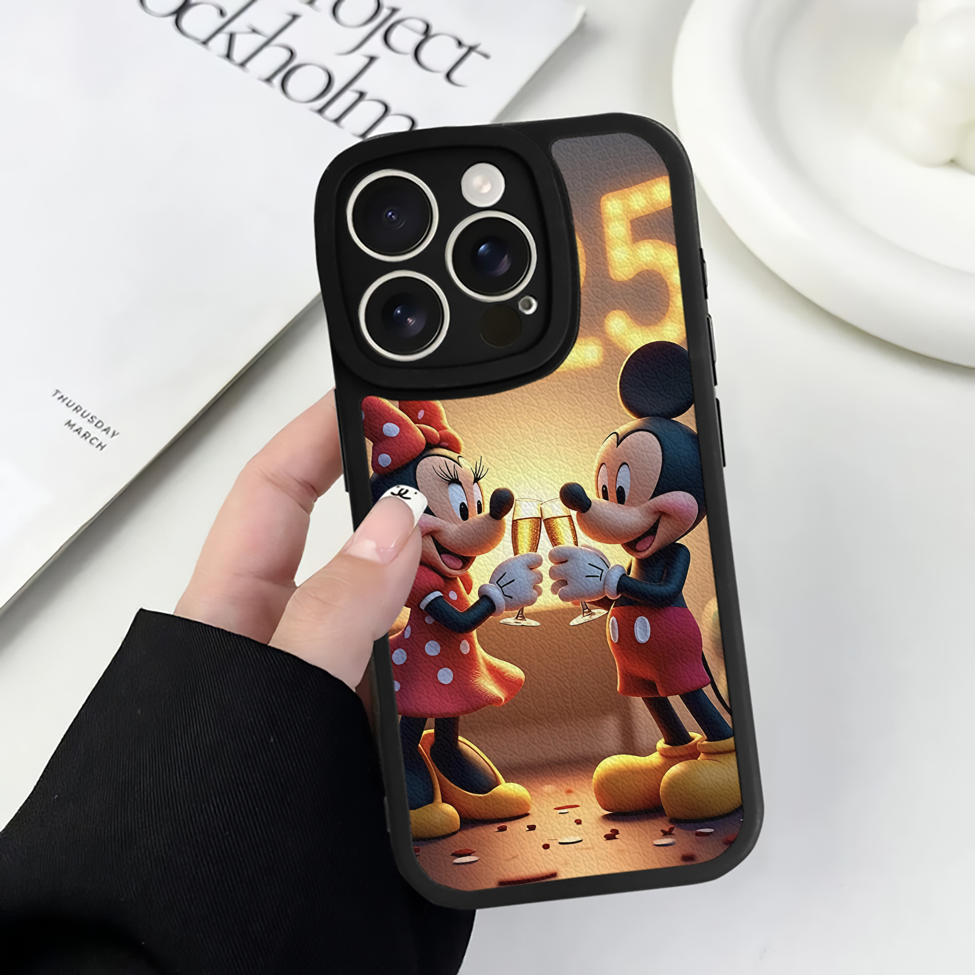 （画像用） ミッキーマウス Mickey Mouse 【iPhone 16シリーズ対応】シリコンスマホケース（レザー調） 材質：シリコン